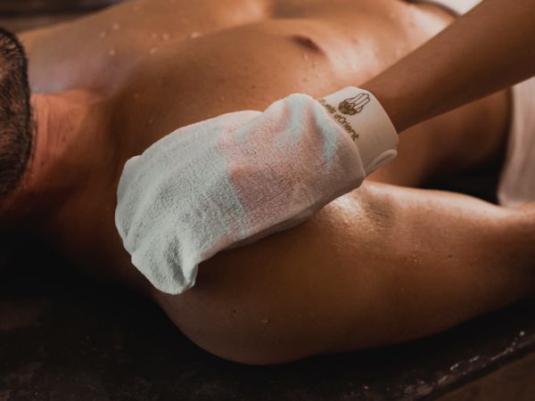 Exfoliación oriental con Jabón Negro y Guante de crin
