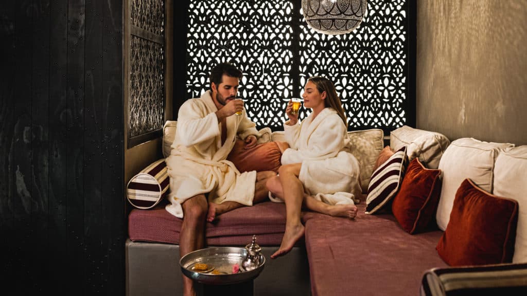 Pareja tomando una infusión oriental en Rituels d'orient